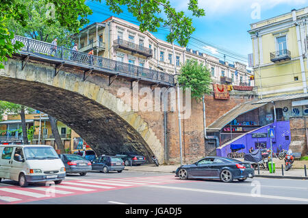 TBILISI, GEORGIA - Giugno 6, 2016: Le vetture ride sotto il ponte a secco, il luogo, famoso tra i turisti, visitare il Mercato delle Pulci, il 6 giugno a Tbilisi. Foto Stock