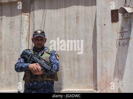 Un iracheno Polizia Federale degli Stati custodisce una patrol base a Mosul, Iraq, 29 giugno 2017. Una coalizione globale di più di 60 regionali e internazionali hanno delle nazioni unite insieme per consentire a partner le forze per sconfiggere ISIS e ripristinare la stabilità e la sicurezza. Combined Joint Task Force - Funzionamento inerenti risolvere è la coalizione globale per sconfiggere ISIS in Iraq e la Siria. (U.S. Foto dell'esercito da Cpl. Rachel Diehm). Foto Stock