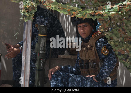 Un iracheno Polizia Federale degli Stati si siede sul tetto di una polizia federale patrol base a Mosul, Iraq, 29 giugno 2017. Una coalizione globale di più di 60 regionali e internazionali hanno delle nazioni unite insieme per consentire a partner le forze per sconfiggere ISIS e ripristinare la stabilità e la sicurezza. Combined Joint Task Force - Funzionamento inerenti risolvere è la coalizione globale per sconfiggere ISIS in Iraq e la Siria. (U.S. Foto dell'esercito da Cpl. Rachel Diehm). Foto Stock