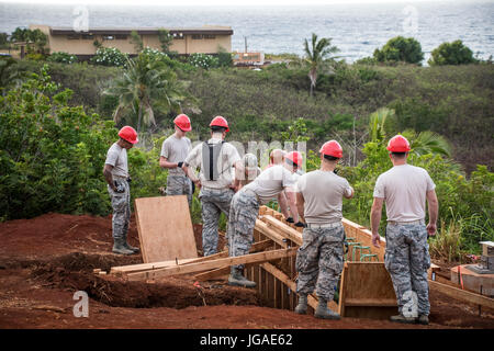 I membri dal duecentesimo cavallo rosso Squadron (RHS) eseguire una disponibilità individuale di formazione (IRT) nel progetto Kapaa, Hawaii, Luglio 2, 2017. IRT missioni forniscono il duecentesimo RHS la possibilità di condurre attività di formazione durante la realizzazione di progetti nella comunità. (U.S. Air National Guard foto da 1Lt. Paolo Stennet/rilasciato) Foto Stock