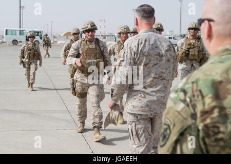 Stati Uniti Marine Corps Brig. Gen. Roger Turner, Jr., Treno, consigliare e assistere il comando - Southwest Commander, saluta U.S. Marine Corps gen. Joseph F. Dunford, Jr., Presidente del Comune di capi di Stato Maggiore, all'arrivo a Camp Bastion, provincia di Helmand, Afghanistan, 28 Giugno, 2017. Gen. Dunford ha viaggiato in tutto il paese incontro con Stati Uniti, coalizione, e i leader afghani. (DoD Foto di U.S. Army Sgt. James K. McCann) Foto Stock