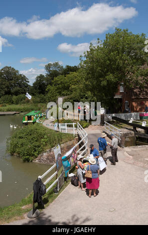 Kennet & Avon Canal Devizes Wiltshire England Regno Unito. I volontari del Canal & River fiducia parlando con i turisti in cima della collina di Caen volo di bloccaggio, loc Foto Stock