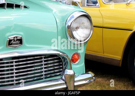 Sandhurst, Regno Unito - 18 Giugno 2017: anteriore di un 1958 Austin A55 Mk1 Cambridge nel verde delle palme che mostra cofano, calandra, luci, emblema Foto Stock