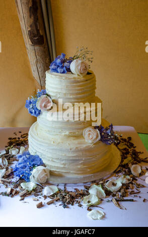 A tre livelli la torta di nozze. Foto Stock