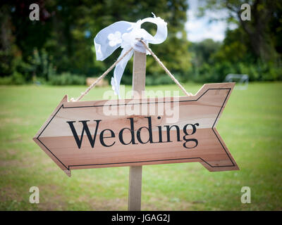 Un matrimonio in legno segno dare indicazioni per la cerimonia di nozze Foto Stock