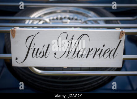 Un solo segno sposato appeso sul retro di un'auto d'epoca Foto Stock