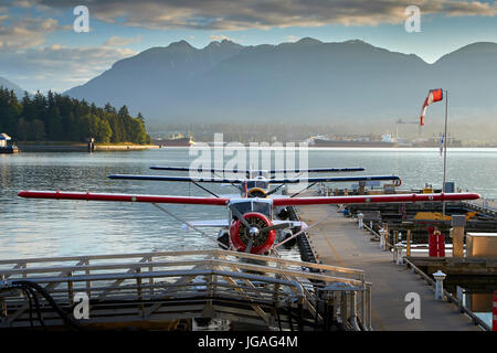 Iconici Porto Vintage aria idrovolanti DHC-2 Beaver Floatplanes ormeggiata al Porto di Vancouver Centro di Volo, British Columbia, Canada. Foto Stock