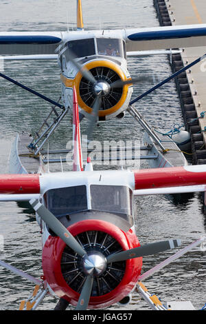 Iconici Porto vintage aria idrovolanti DHC-2 beaver floatplanes ormeggiata al porto di Vancouver centro di volo, British Columbia, Canada. Foto Stock