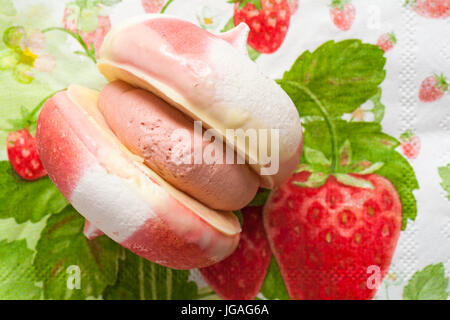 M&S Fragola meringa su fragola themed tovagliolo tovagliolo Foto Stock