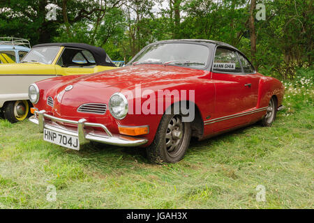 Volkswagen Karmann Ghia un classico tedesco sports car 2+2 coupe costruito dal 1955 al 1974 presso un veicolo vintage rally Foto Stock