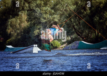 La donna è un sport estremi, ella stessa treni surf sul lago. Sport estivi. Foto Stock