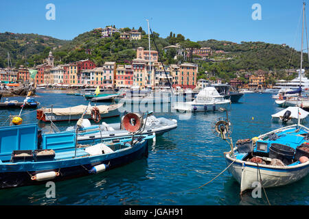 Portofino tipico bellissimo villaggio con case colorate in Italia, barche da pesca e la Liguria mare costa Foto Stock