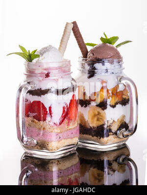 Dolci di frutta con gelato in un vasetto di vetro Foto Stock