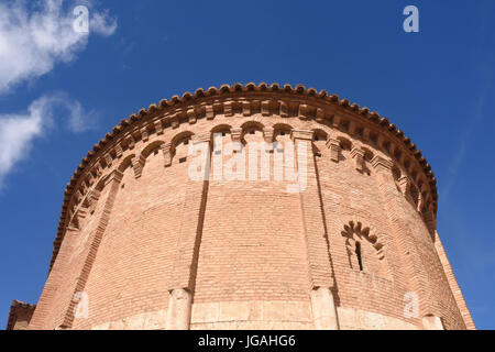 Abside con colonne incorporato e bande lombardo di San Juan de la Cuesta chiesa (XII-XIII secolo), a Daroca . Provincia di Zaragoza, Aragona, Spagna Foto Stock