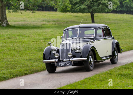 Negli anni '1947 40 e quaranta, berlina nera Riley del dopoguerra. Veicoli d'epoca classici e da collezione restaurati in arrivo per l'evento Mark Woodward a Leighton Hall, Carnforth, Regno Unito Foto Stock