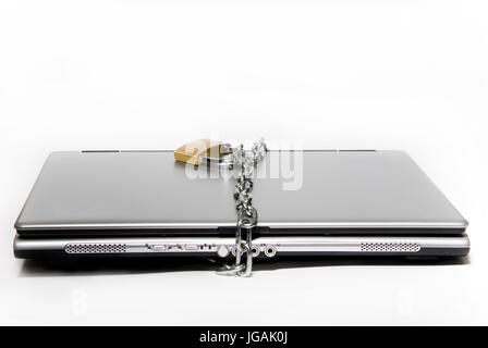 Computer portatile con blocco e la catena intorno ad esso Foto Stock