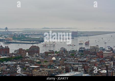 La parata di vele vela nel porto di Boston durante la vela Boston 2017 Foto Stock