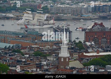 La parata di vele vela nel porto di Boston durante la vela Boston 2017 Foto Stock