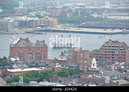 La parata di vele vela nel porto di Boston durante la vela Boston 2017 Foto Stock