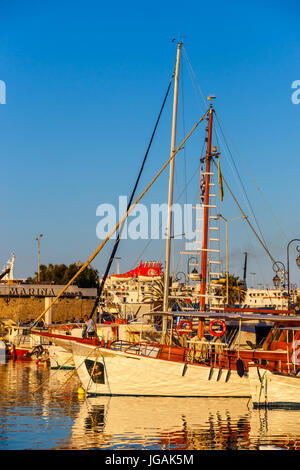 Heraklion, Grecia, 10 Giugno 2017: il vecchio porto di Heraklion con barche da pesca e marina durante il crepuscolo, Creta, Grecia Foto Stock