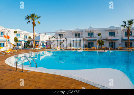 Corralejo, Fuerteventura, Spagna, 03 Aprile 2017: piscina del complesso di hotel Arena Hotel in Corralejo, Spagna Foto Stock