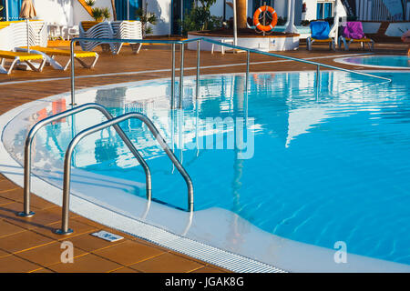 Corralejo, Fuerteventura, Spagna, 03 Aprile 2017: piscina del complesso di hotel Arena Hotel in Corralejo, Spagna Foto Stock