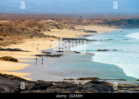 El Cotillo, Fuerteventura, Spagna, 03 Aprile 2017: persone sconosciute su una spiaggia di El Cotillo villaggio in isola di Fuerteventura, Spagna Foto Stock