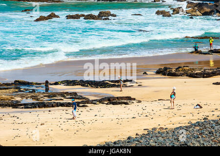 El Cotillo, Fuerteventura, Spagna, 03 Aprile 2017: persone sconosciute su una spiaggia di El Cotillo villaggio in isola di Fuerteventura, Spagna Foto Stock