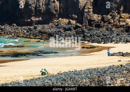 El Cotillo, Fuerteventura, Spagna, 03 Aprile 2017: persone sconosciute su una spiaggia di El Cotillo villaggio in isola di Fuerteventura, Spagna Foto Stock
