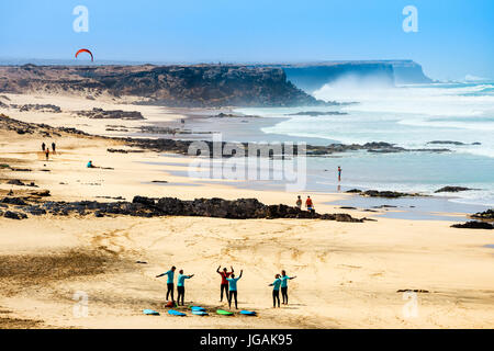 El Cotillo, Fuerteventura, Spagna, 03 Aprile 2017: Sconosciuto kitesurfisti su una spiaggia di El Cotillo villaggio in isola di Fuerteventura, Spagna Foto Stock