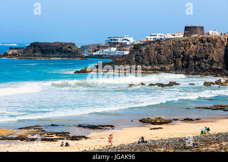 El Cotillo, Fuerteventura, Spagna, 03 Aprile 2017: persone sconosciute su una spiaggia di El Cotillo villaggio in isola di Fuerteventura, Spagna Foto Stock