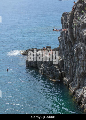 Cliff Diving in Cinque Terre Italia Foto Stock