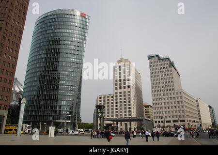 Berlino, Germania - 16 Maggio 2017: Potsdamer Platz, un importante piazza e intersezione di traffico nel centro di Berlino, con moderne architec Foto Stock