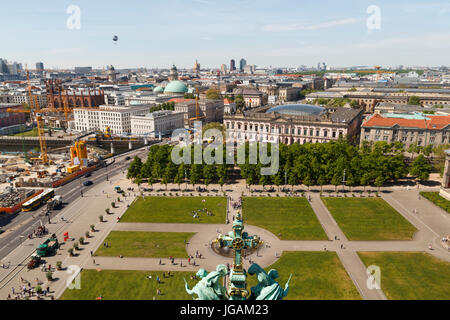 Vista sulla città di Berlino dal tetto del castello cupola con mongolfiera nel cielo Foto Stock