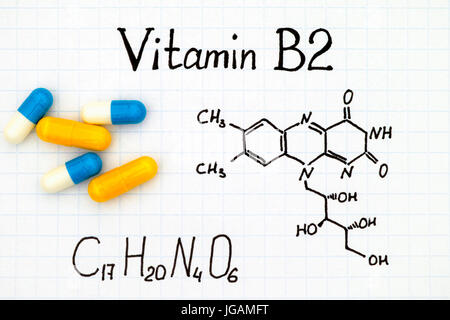 Formula chimica della vitamina B2 e pillole. Foto Stock