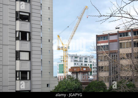Gru da cantiere nel CBD di Auckland con edifici di appartamenti e i blocchi degli uffici, Nuova Zelanda, NZ Foto Stock