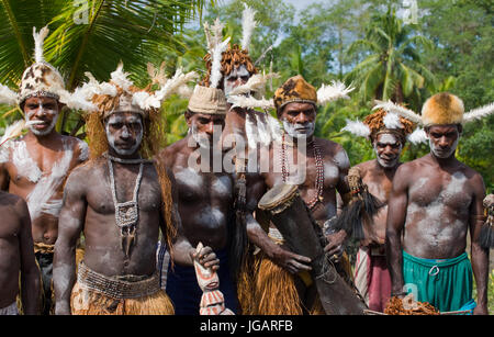 INDONESIA, Irian Jaya, ASMAT provincia, JOW VILLAGE - gennaio 19: Warriors Asmat tribù. Foto Stock