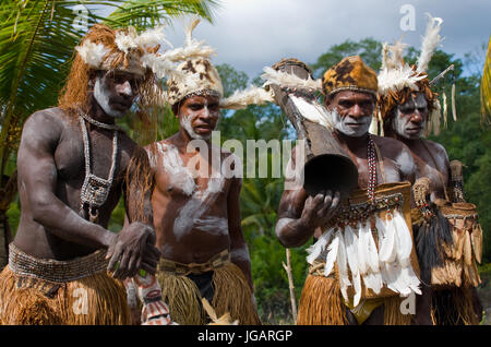 INDONESIA, Irian Jaya, ASMAT provincia, JOW VILLAGE - gennaio 19: Warriors Asmat tribù. Foto Stock