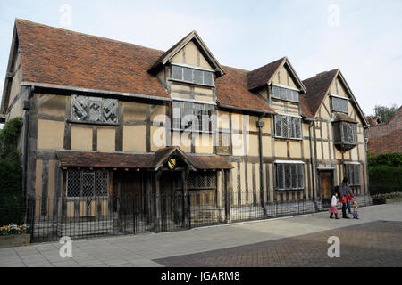 Turisti fuori dal luogo di nascita di Shakespeare in Henley Street, Stratford Upon Avon, Inghilterra Regno Unito, architettura Tudor, edificio con strutture in legno, grado i elencato Foto Stock