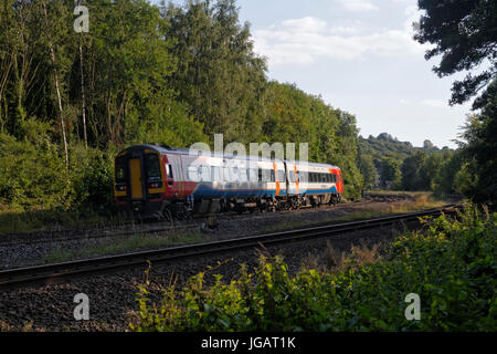 East Midlands classe treni 158 DMU vicino Dore, Sheffield, Regno Unito Foto Stock