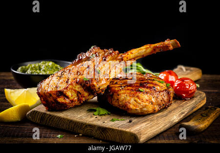 Grigliata di fresco bistecca Tomahawk sul tagliere di legno Foto Stock