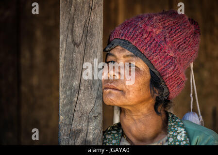 Myanmar, Stato Chin Stato, ritratto di una giovane donna in un villaggio rurale Foto Stock