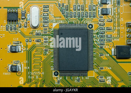 Close up elettronico multi strato scheda di circuito, circuito stampato, con microchip e componenti Foto Stock