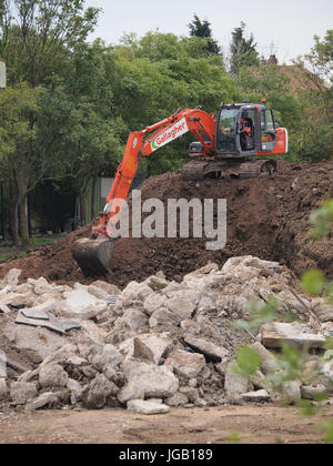 Orange Hitachi Zaxis cingolato escavatore cingolato a lavorare sulla parte superiore di una banca il fango e le macerie, UK. Foto Stock