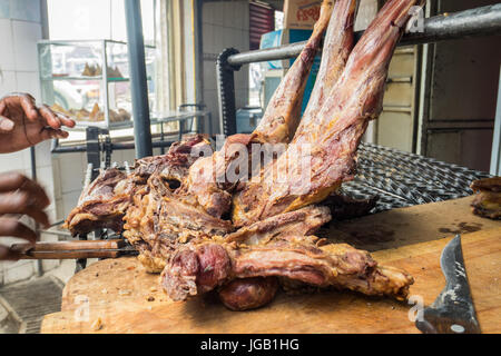 Nyama Choma significa grigliate di carne - tradizionale East African cibo, Kenya Foto Stock