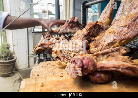 Nyama Choma significa grigliate di carne - tradizionale East African cibo, Kenya Foto Stock