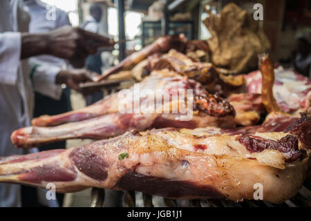 Nyama Choma significa grigliate di carne - tradizionale East African cibo, Kenya Foto Stock