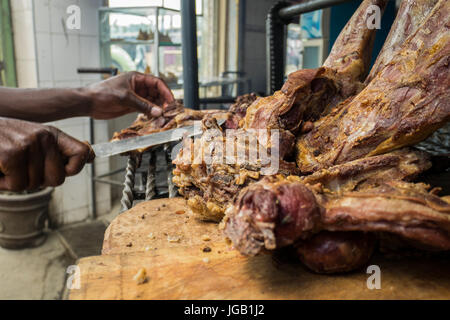 Nyama Choma significa grigliate di carne - tradizionale East African cibo, Kenya Foto Stock