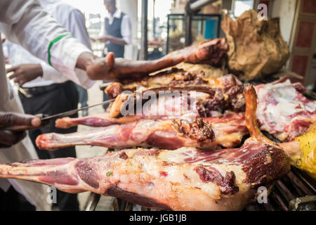 Nyama Choma significa grigliate di carne - tradizionale East African cibo, Kenya Foto Stock