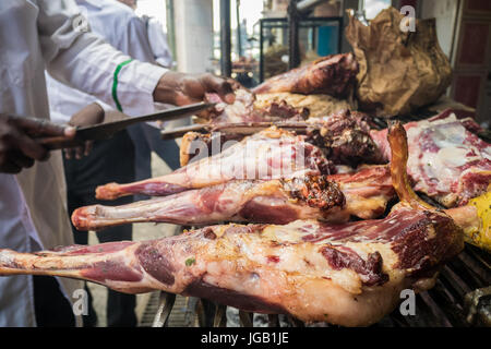 Nyama Choma significa grigliate di carne - tradizionale East African cibo, Kenya Foto Stock